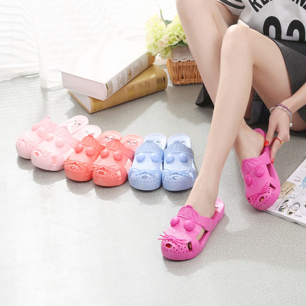 Γυναικείες λαστιχένιες παντόφλες με απλικέ νέου μοντέλου