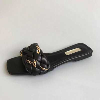 Ženske papuče od umjetne kože s ukrasnim metalnim lančićem