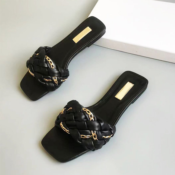 Ženske papuče od umjetne kože s ukrasnim metalnim lančićem