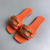 Ženske papuče s metalnim ukrasima