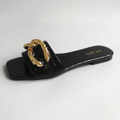 Ženske papuče s metalnim ukrasima