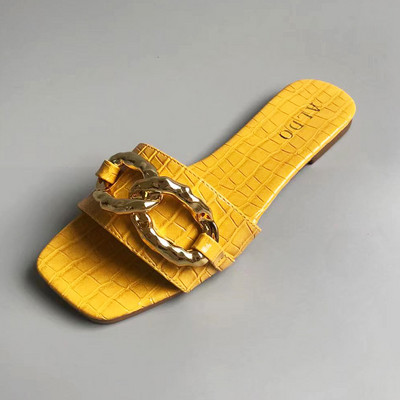 Ženske papuče s metalnim ukrasima