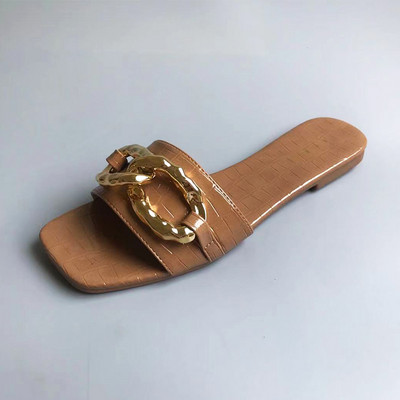 Ženske papuče s metalnim ukrasima