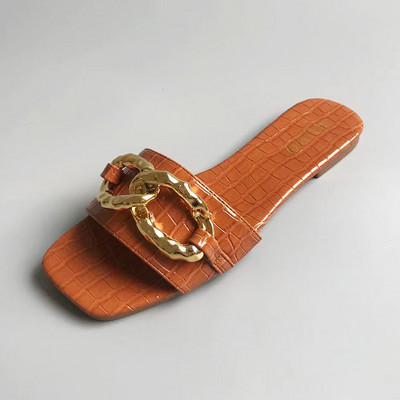 Ženske papuče s metalnim ukrasima