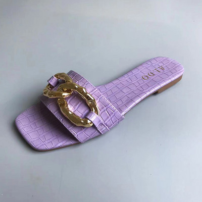 Ženske papuče s metalnim ukrasima