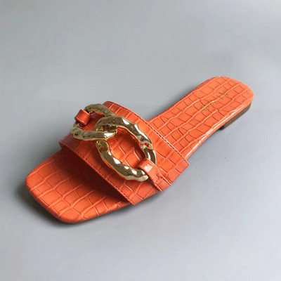 Ženske papuče s metalnim ukrasima