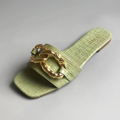 Ženske papuče s metalnim ukrasima