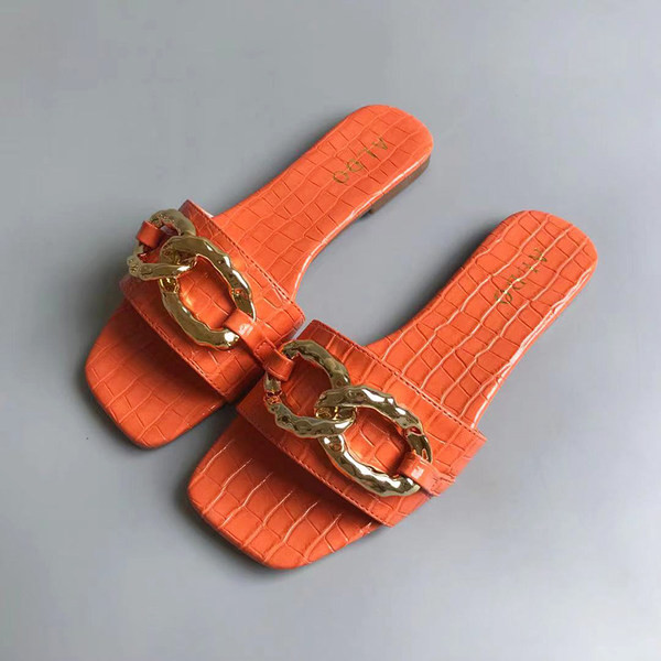 Ženske papuče s metalnim ukrasima