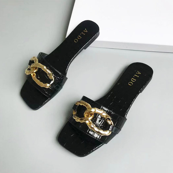 Ženske papuče s metalnim ukrasima