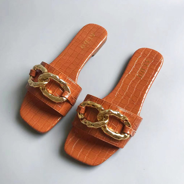 Ženske papuče s metalnim ukrasima