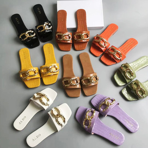 Ženske papuče s metalnim ukrasima