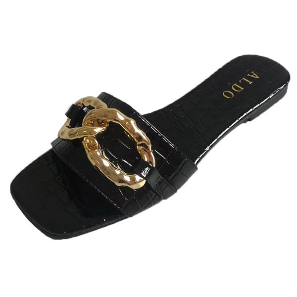 Ženske papuče s metalnim ukrasima