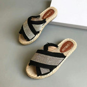 Μοντέρνες παντόφλες με χιαστί τιράντες και επίπεδη σόλα