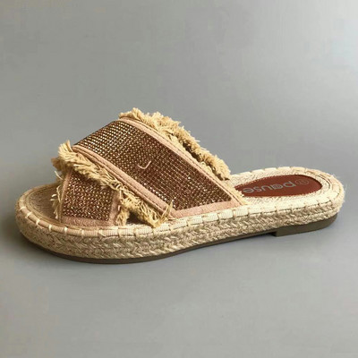 Μοντέρνες παντόφλες με χιαστί τιράντες και επίπεδη σόλα