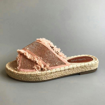 Μοντέρνες παντόφλες με χιαστί τιράντες και επίπεδη σόλα