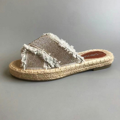 Μοντέρνες παντόφλες με χιαστί τιράντες και επίπεδη σόλα