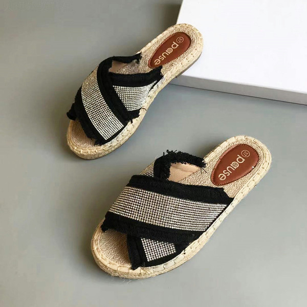 Μοντέρνες παντόφλες με χιαστί τιράντες και επίπεδη σόλα