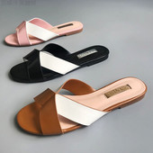 Paprasto modelio moteriškos šlepetės iš dirbtinės odos plokščiu padu