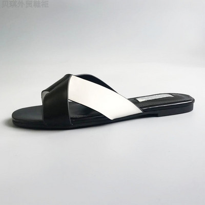 Paprasto modelio moteriškos šlepetės iš dirbtinės odos plokščiu padu