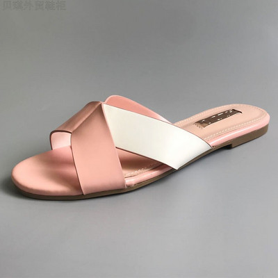 Paprasto modelio moteriškos šlepetės iš dirbtinės odos plokščiu padu