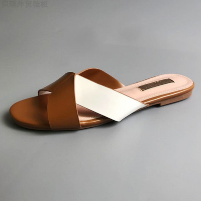 Paprasto modelio moteriškos šlepetės iš dirbtinės odos plokščiu padu