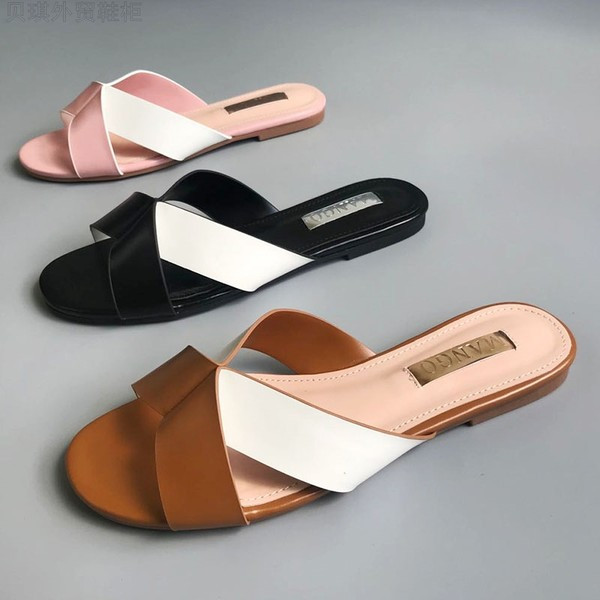 Paprasto modelio moteriškos šlepetės iš dirbtinės odos plokščiu padu