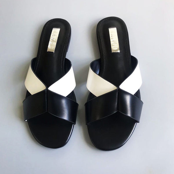 Paprasto modelio moteriškos šlepetės iš dirbtinės odos plokščiu padu