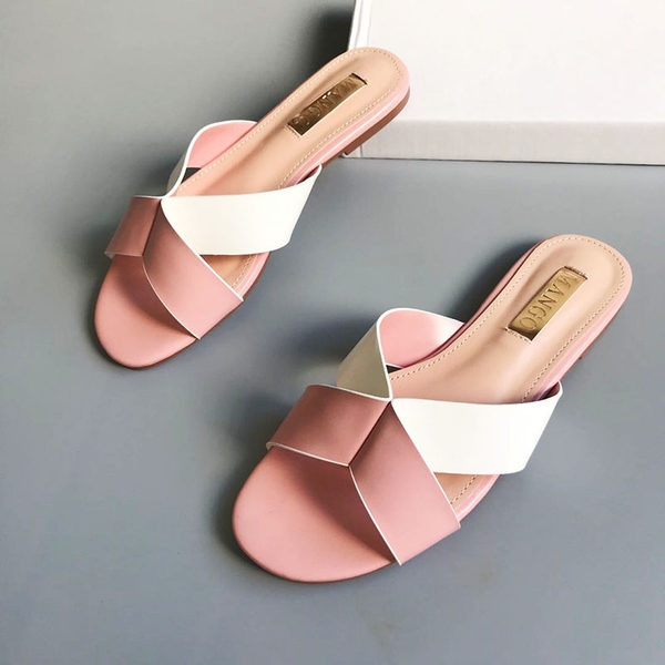 Paprasto modelio moteriškos šlepetės iš dirbtinės odos plokščiu padu