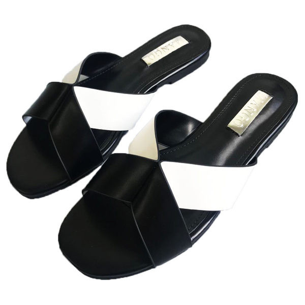 Paprasto modelio moteriškos šlepetės iš dirbtinės odos plokščiu padu