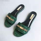 Lakirane ženske papuče sa metalnim elementima