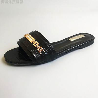 Lakirane ženske papuče sa metalnim elementima