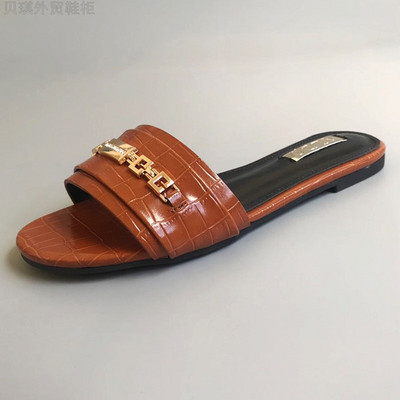 Lakirane ženske papuče sa metalnim elementima