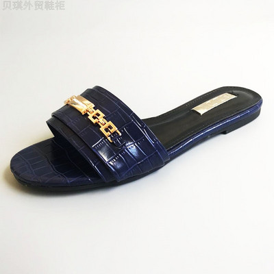 Lakirane ženske papuče sa metalnim elementima