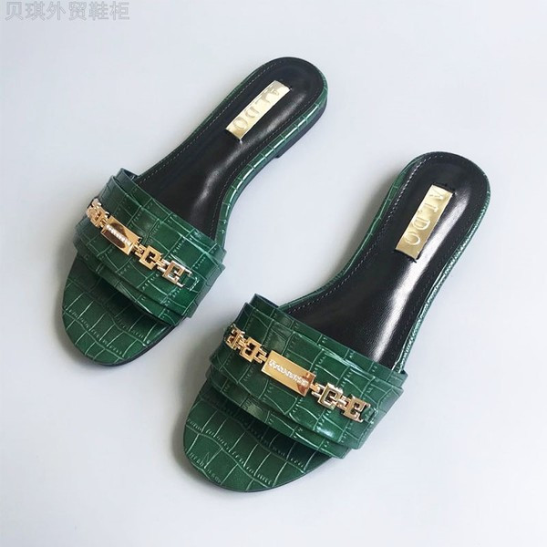 Lakirane ženske papuče sa metalnim elementima