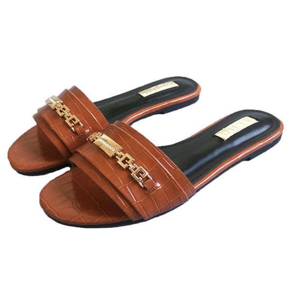 Lakirane ženske papuče sa metalnim elementima