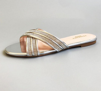 Dekoratiivkivide ja lameda tallaga sussid naistele