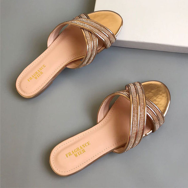 Dekoratiivkivide ja lameda tallaga sussid naistele