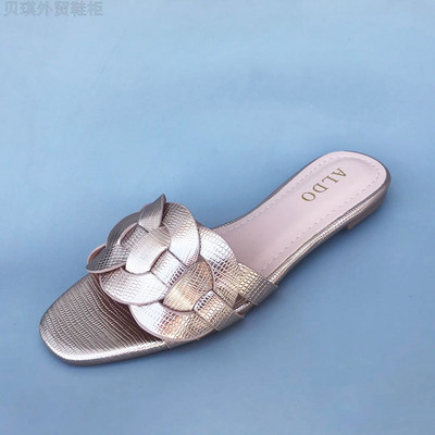 Μοντέρνες γυναικείες παντόφλες σε τέσσερα χρώματα