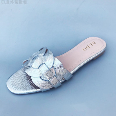 Μοντέρνες γυναικείες παντόφλες σε τέσσερα χρώματα