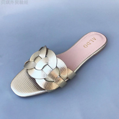 Μοντέρνες γυναικείες παντόφλες σε τέσσερα χρώματα