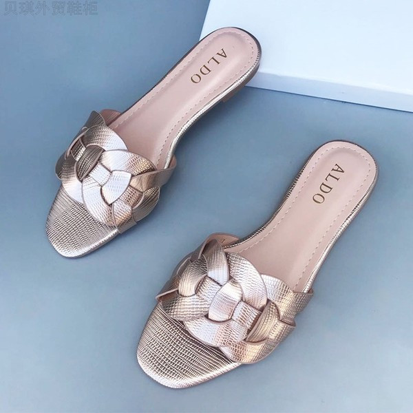 Μοντέρνες γυναικείες παντόφλες σε τέσσερα χρώματα