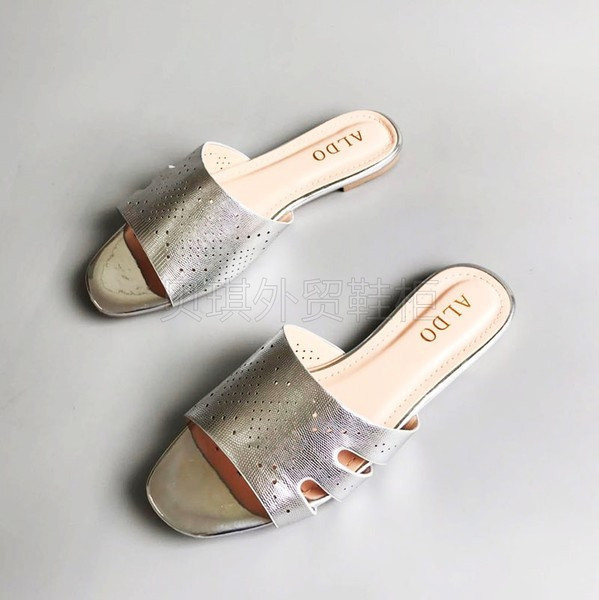 Ženske papuče od umjetne kože s ravnim potplatom