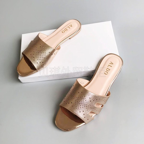 Ženske papuče od umjetne kože s ravnim potplatom