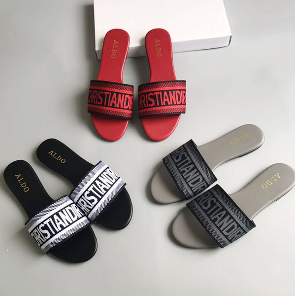 Ženske niske papuče s tekstilnim naramenicama i natpisom