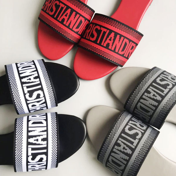 Ženske niske papuče s tekstilnim naramenicama i natpisom