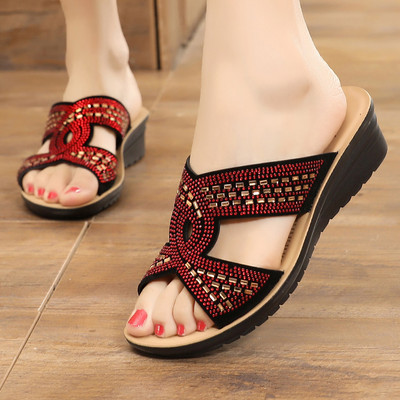 Γυναικείες παντόφλες με χιαστί τιράντες και διακοσμητικές πέτρες