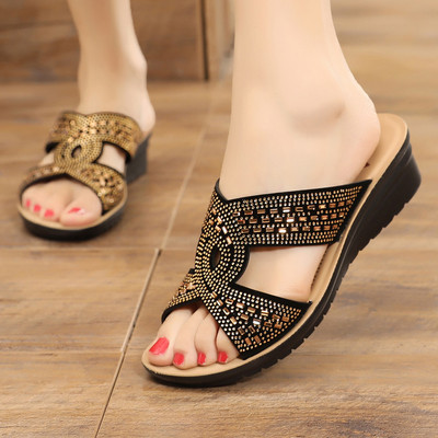 Γυναικείες παντόφλες με χιαστί τιράντες και διακοσμητικές πέτρες