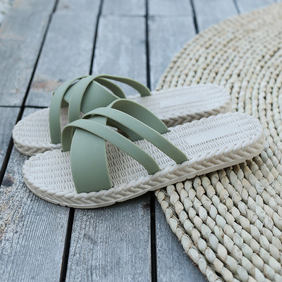 Įprastos moteriškos vasarinės šlepetės lygiais padais