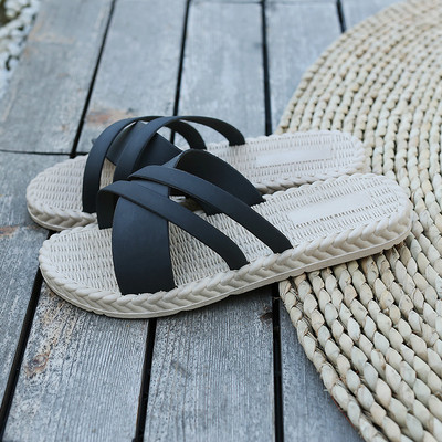 Įprastos moteriškos vasarinės šlepetės lygiais padais