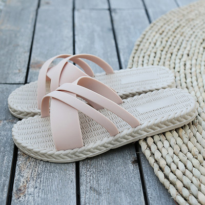 Įprastos moteriškos vasarinės šlepetės lygiais padais